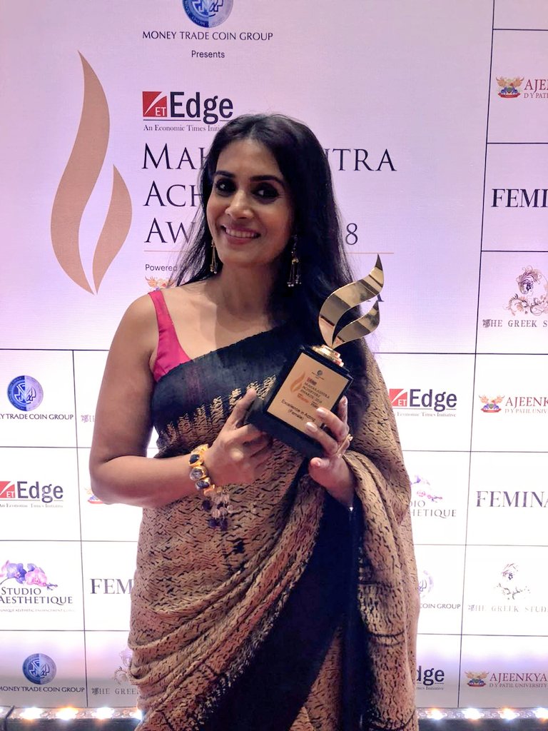 Sonali Kulkarni receiving award