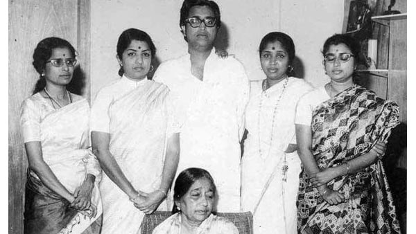 Meena Khadikar Full Family